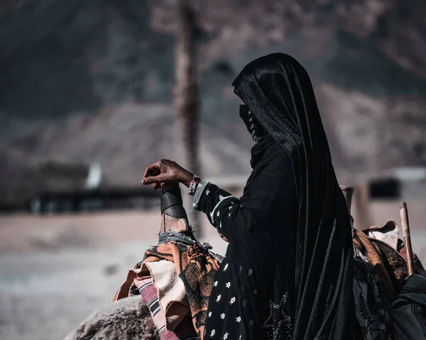 Eine Nicht Identifizierte Beduinenfrau Einer Schwarzen Abaya Steht Neben Einem — Stockfoto