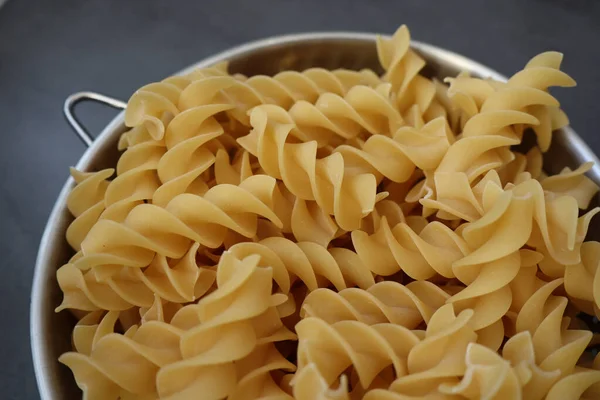 Egy Közeli Kép Nyers Friss Fusilli Tészta Egy Acél Színező — Stock Fotó