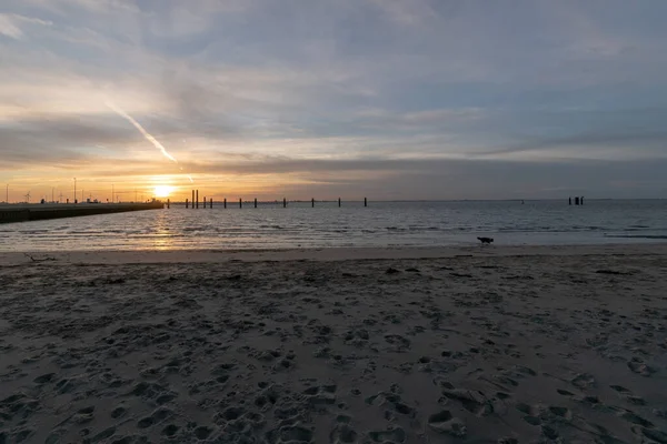 Emden Yakınlarındaki Kuzey Kıyılarında Nefes Kesici Bir Gün Batımı — Stok fotoğraf