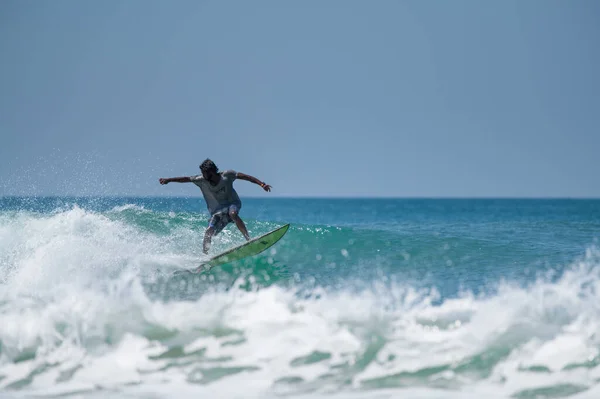 Varkala India Marzo 2020 Surfista Indio Tabla Surf Mostrando Sus — Foto de Stock