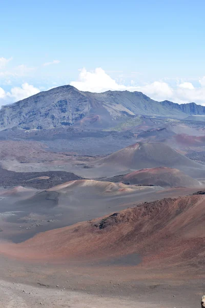 夏威夷毛伊岛海洛卡拉盾状火山景观的垂直拍摄 — 图库照片