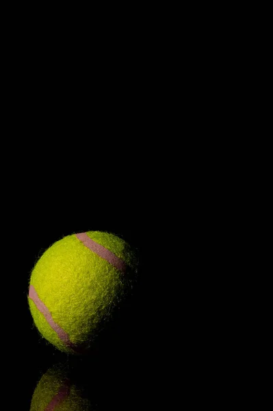 Plan Vertical Une Balle Tennis Sur Fond Noir — Photo