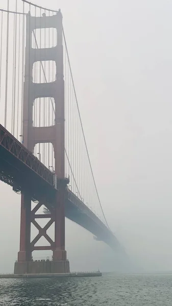 Uma Vista Baixo Ângulo Bela Ponte Golden Gate Dia Sombrio — Fotografia de Stock
