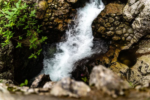 Detailní Záběr Krásného Malého Vodopádu Parku Triglav Slovinsko Dne — Stock fotografie
