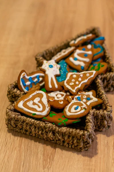 Plan Vertical Biscuits Pain Épice Dans Conteneur Forme Arbre Noël — Photo