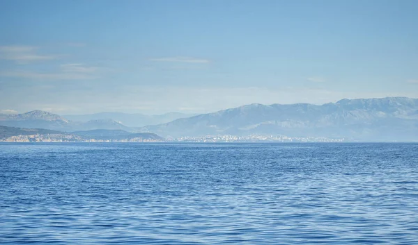 Een Rustige Oceaan Met Glinsterend Water Berg Aan Horizon — Stockfoto