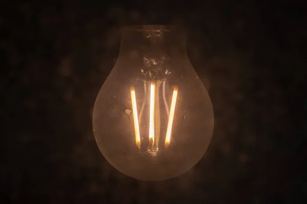 Närbild Glödlampa Mot Mörk Suddig Bakgrund — Stockfoto