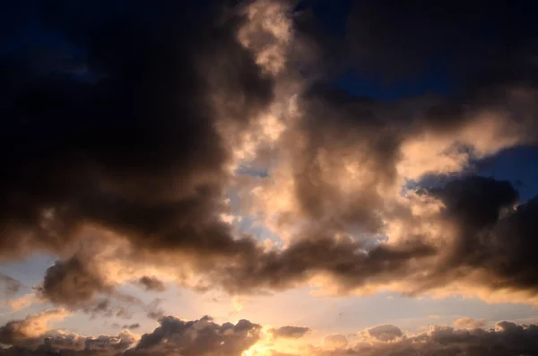 Una Hermosa Vista Las Nubes Negras Amarillas Reunidas Cielo Día — Foto de Stock