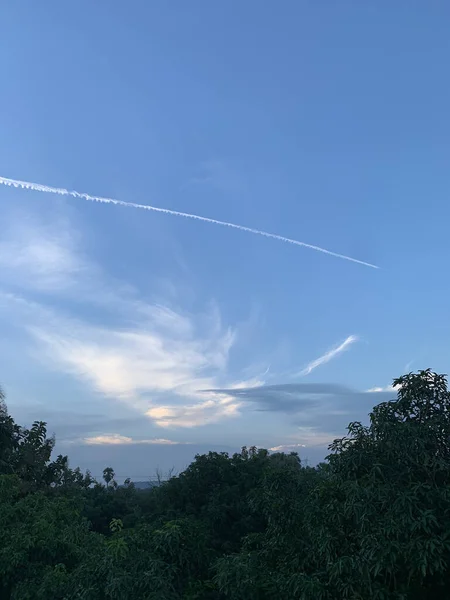 Eine Vertikale Aufnahme Von Flugzeugspuren Bei Blauem Himmel Einem Sonnigen — Stockfoto