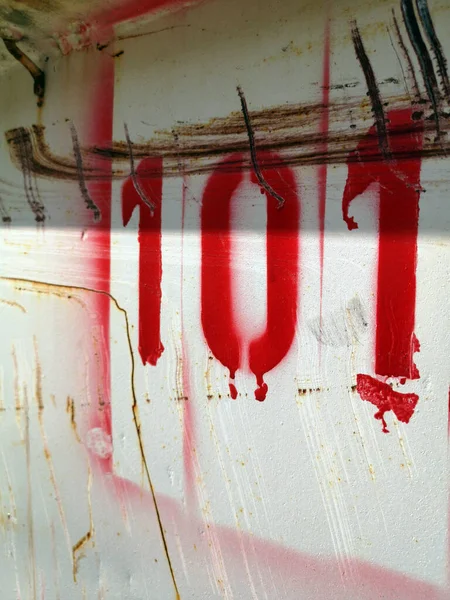 Plano Vertical Del Número 101 Pintura Roja Sobre Una Pared — Foto de Stock