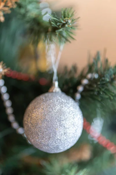 Tiro Vertical Una Bola Plata Brillante Colgando Del Árbol Navidad —  Fotos de Stock