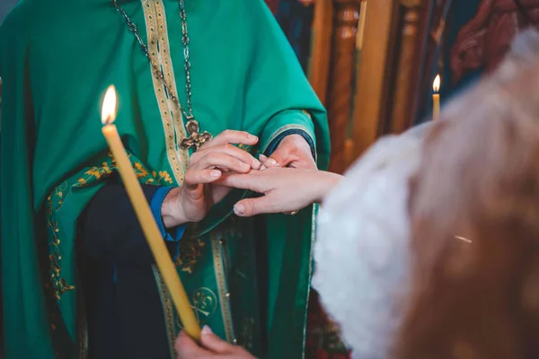 在婚礼上 牧师牵着新娘的手为新娘祝福的特写镜头 — 图库照片