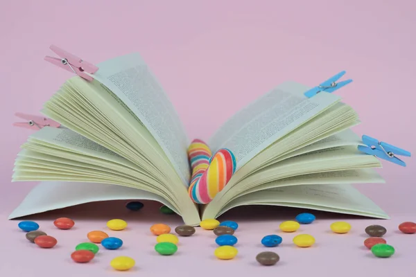 Gros Plan Livre Ouvert Avec Des Bonbons Colorés Des Pinces — Photo