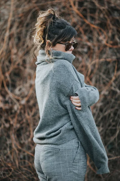 Colpo Verticale Una Giovane Donna Che Indossa Maglione Grigio Collo — Foto Stock