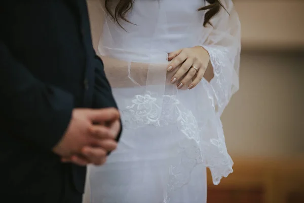 Detailní Záběr Nevěsty Ženicha Stojící Vedle Sebe Kostele — Stock fotografie