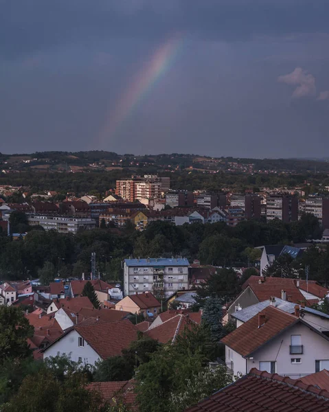 Una Vista Aérea Una Ciudad Con Colorido Arco Iris Fondo —  Fotos de Stock