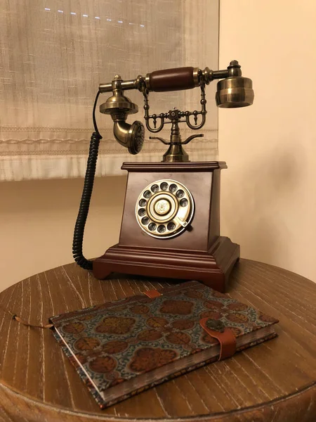 Sebuah Gambar Vertikal Dari Telepon Retro Vintage Pada Meja Kayu — Stok Foto