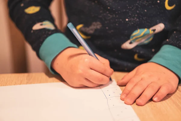 Избирательный Снимок Ребенка Рисующего Белой Бумаге Голубой Ручкой Пижаме — стоковое фото