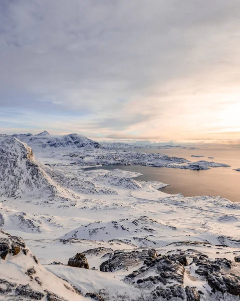 Vertical Shot Frozen Mountains Lands Frozen Lake Perfect Wallpaper — Zdjęcie stockowe