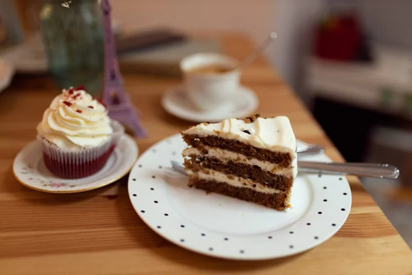 Egy Szelet Torta Egy Süti Egy Díszített Asztalon Egy Kávézóban — Stock Fotó