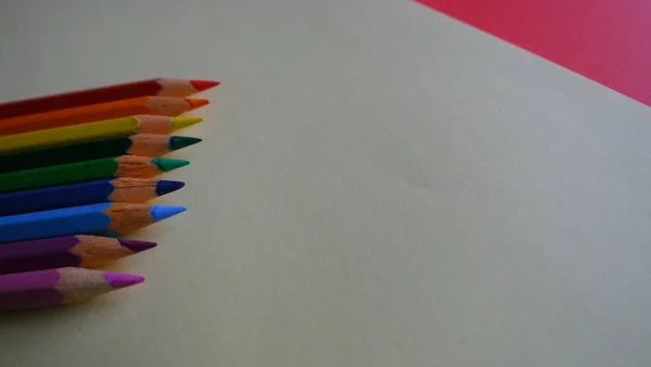 Primer Plano Lápices Afilados Colores Una Hoja Papel Con Espacio — Foto de Stock