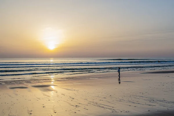 Uma Mulher Praia Areia Desfrutando Vista Oceano Ondulado Brilhando Sob — Fotografia de Stock