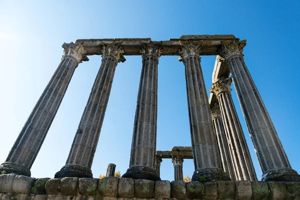 澄んだ空の下 ポルトガルのエヴォラ市にある古代ローマ寺院の横側の低角度ショット — ストック写真