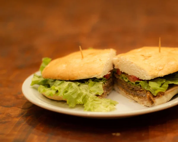 Primer Plano Sándwich Rodajas Con Tomates Lechuga Carne Res Plato —  Fotos de Stock