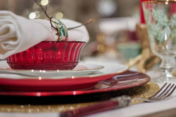 Eine Nahaufnahme Von Weihnachtsessen Mit Gläsern Und Ornamenten Auf Einem — Stockfoto