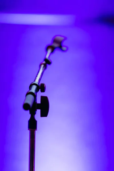 Selective Focus Shot Microphone Stand Bright Blue Background — Stock Photo, Image