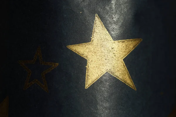 Una Estrella Dorada Una Caja Regalo Negra — Foto de Stock