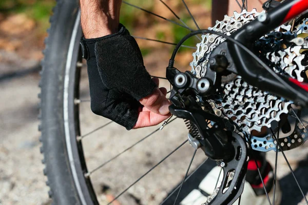 Ciclista Ajustando Bicicleta Aire Libre — Foto de Stock