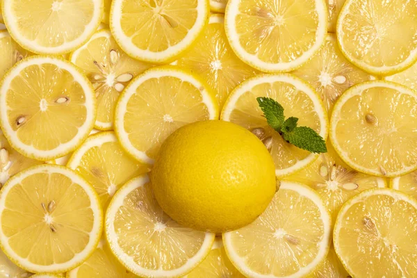 Eine Draufsicht Auf Ganze Zitronen Und Minzblätter Auf Einer Oberfläche — Stockfoto