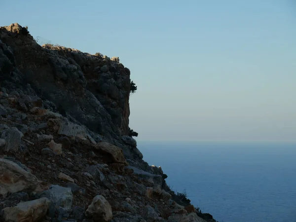 ギリシャのクレタ島の海の近くの岩肌の崖の端のクローズアップショット — ストック写真