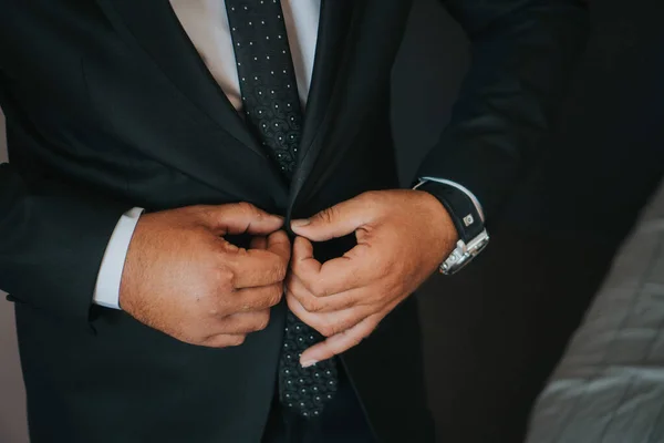 Primer Plano Una Persona Vestida Con Traje Formal Abotonando Traje — Foto de Stock