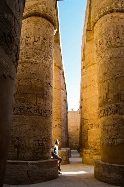 Luxor Egypt Jul 2019 Young Man Seated Contemplating Egyptian Temple — Stock Photo, Image