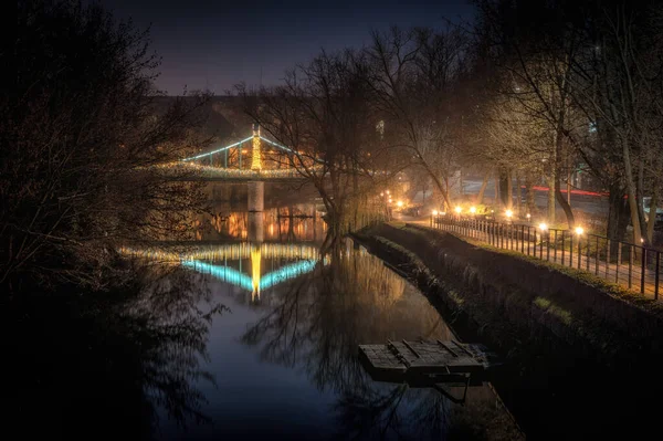 Una Bella Vista Ponte Sul Fiume Decorato Con Luci Natale — Foto Stock