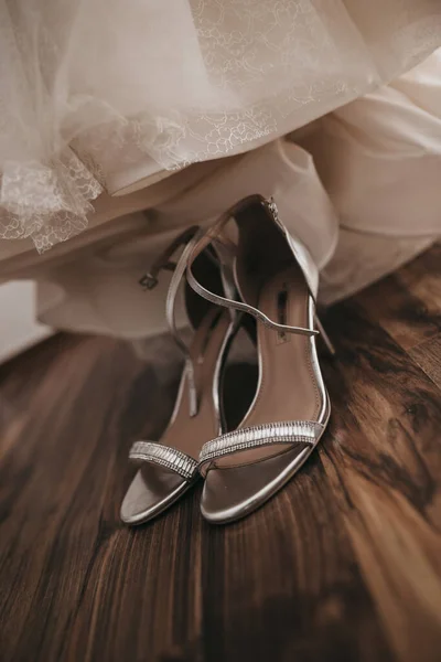 결혼식신는 신발을 수직으로 — 스톡 사진