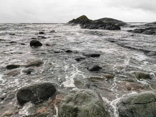 Uma Vista Ondulada Paisagem Marinha Com Pedras Irregulares Molen Noruega — Fotografia de Stock