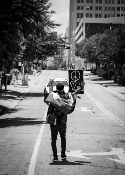 Dallas Taki Blm Yürüyüşleri Sırasında Protestocu Yalnız Devriye Arabasının Önünde — Stok fotoğraf