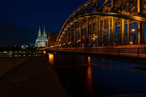 Oświetlony Most Łukowy Hohenzollern Zabytkowa Starożytna Katedra Kolonii Niemcy Nocą — Zdjęcie stockowe