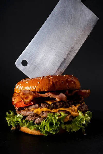 Zbliżenie Ujęcie Smakowitego Wyglądającego Burgera Odizolowanego Czarnym Tle — Zdjęcie stockowe