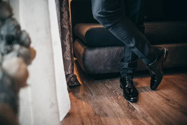 Una Persona Que Lleva Par Zapatos Oxford Negros Pulidos Pie —  Fotos de Stock