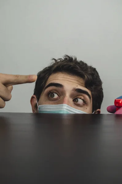 Tıbbi Maske Takmış Masanın Pisliğini Kontrol Eden Genç Bir Erkeğin — Stok fotoğraf