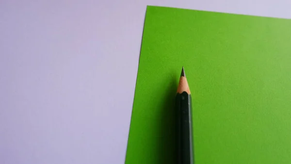 Kağıdın Üzerindeki Keskin Bir Kalemin Yakın Plan Çekimi Kırtasiye Malzemeleri — Stok fotoğraf