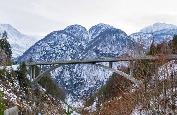 冬天的大自然 阿尔卑斯山 高山中的公路桥梁 Logpod Mangartom 斯洛文尼亚 — 图库照片