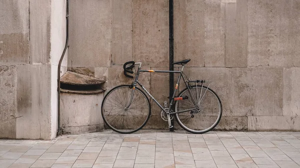 London United Kingdom Oct 2020 Resting Bike Wall Building — Stock Photo, Image