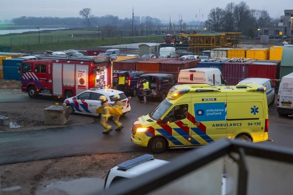Ambulans Geliyor Itfaiyeciler Gün Doğumunda Arka Planda Ijssel Nehri Olan — Stok fotoğraf