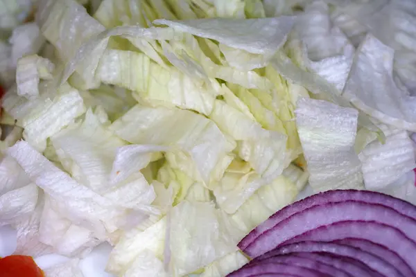 Uma Foto Close Alface Fatiada Cebola Vermelha Uma Salada Recém — Fotografia de Stock