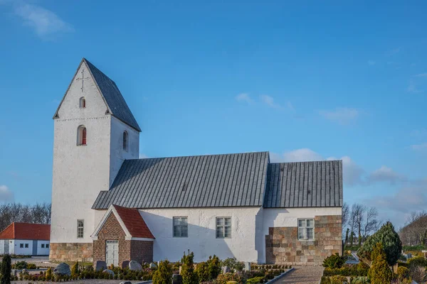 Iglesia Sonder Nissum Bajo Cielo Azul Luz Del Sol Ulfborg —  Fotos de Stock